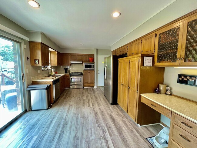 Building Photo - 621 E 117th St