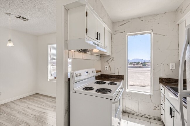 Foto del edificio - Stunning Recently Updated, 2 Bedroom Unit!