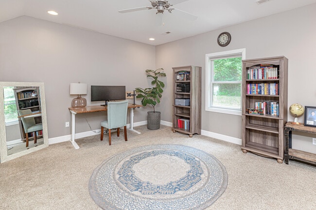 Foto del edificio - 2 E Clarkson Rd