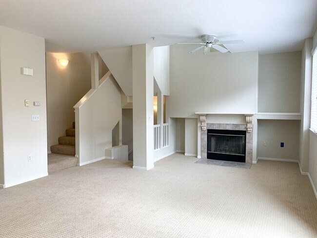 Foto del edificio - Lovely Bright and Spacious Two Bedroom Tri-Level Condo