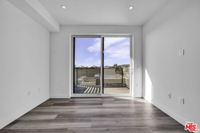 Foto del edificio - 667 N Wilton Pl