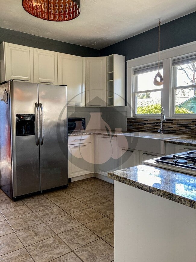 Building Photo - Single Level House - *Move In Special!*. $...