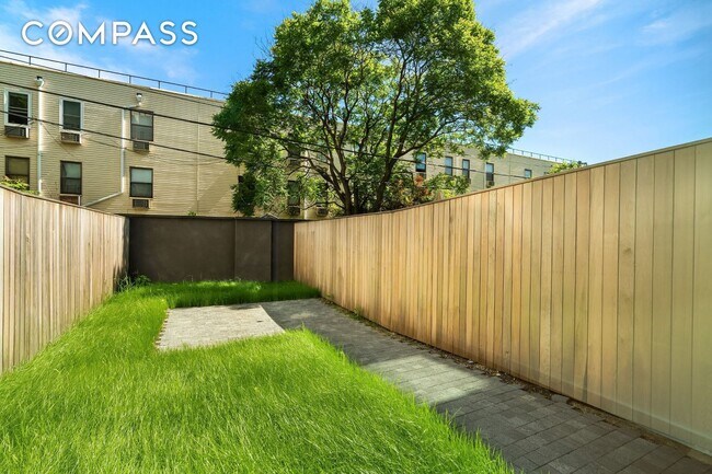 Foto del edificio - 33 Carroll St