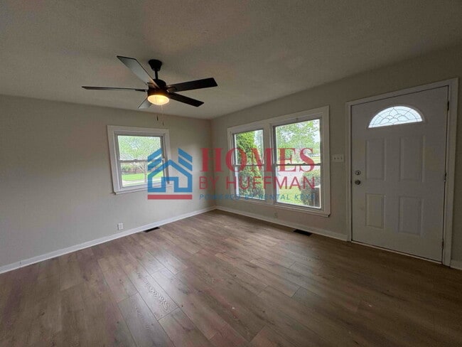 Foto del edificio - Three bedroom House | Detached Garage