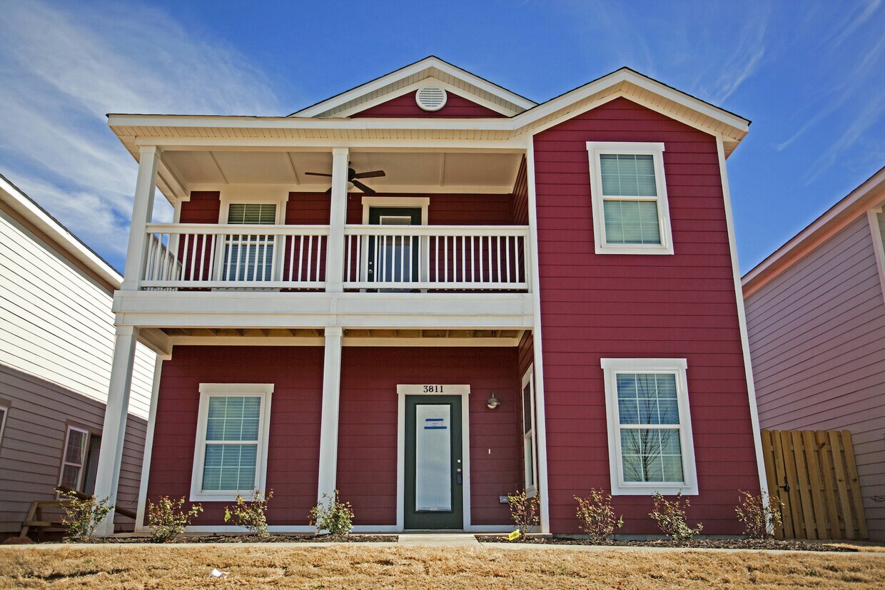 Primary Photo - ***3811 SW Peachwood Drive***