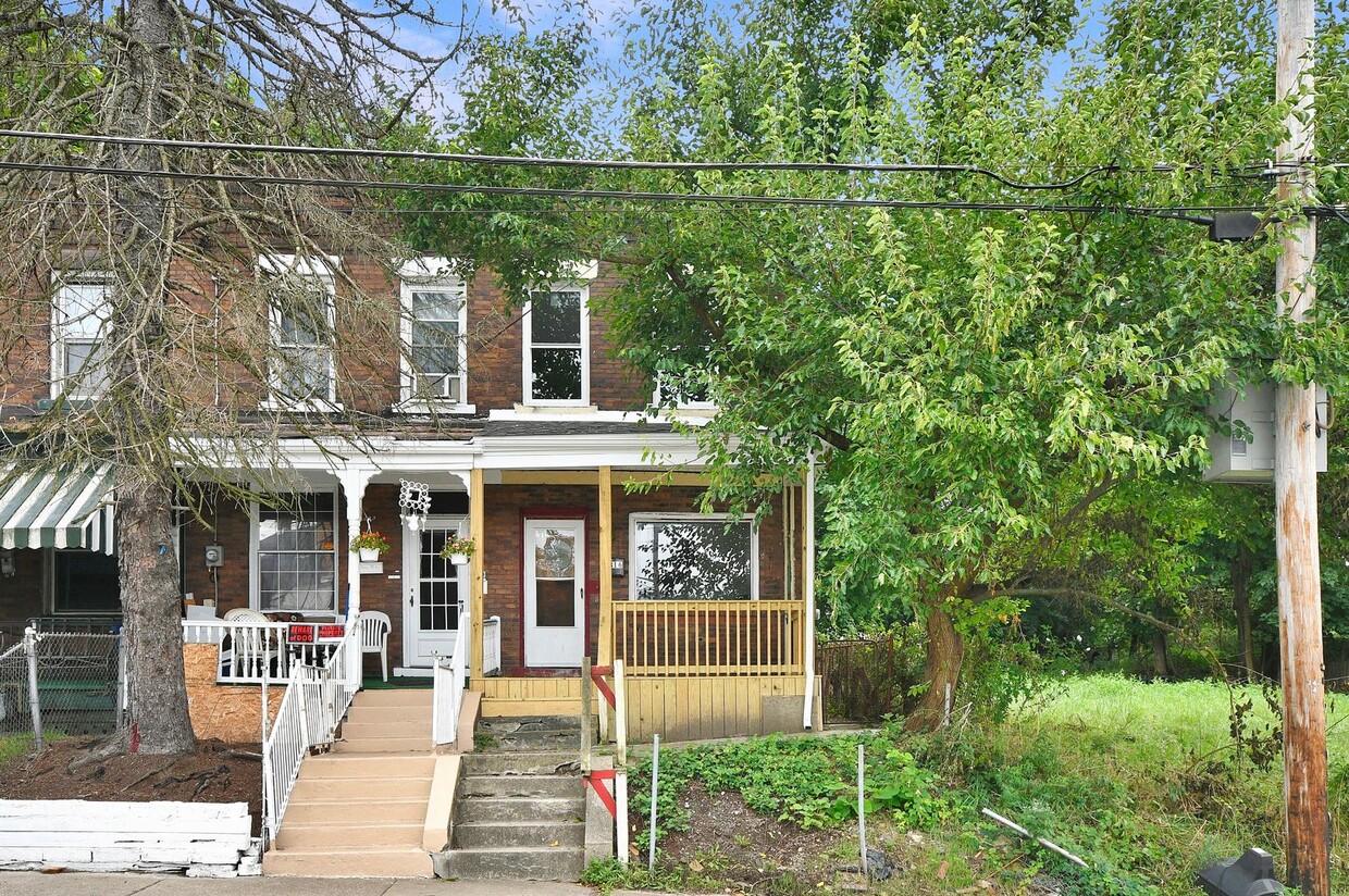 Primary Photo - 2 Bed, 1 Bath Townhouse Near East Liberty