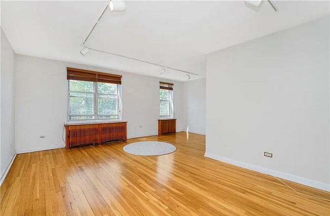 Foto del edificio - 350 Richmond Ter