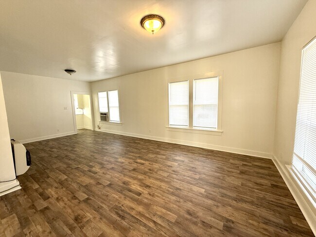 Building Photo - 518 3rd Ave NW