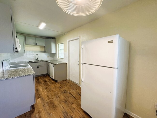 Foto del edificio - Cozy 3 Bedroom Home with Updated Kitchen and Spacious Yard in Port Charlotte