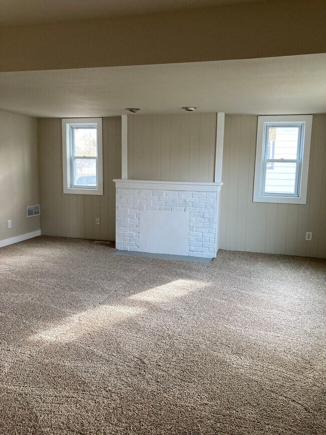 Building Photo - Spacious 3 Bedroom 1 Bath Home- Located on...