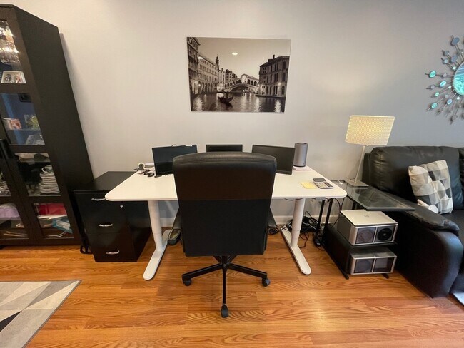 Foto del edificio - 5742 W 24th St