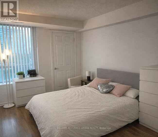 Photo du bâtiment - 30 Harrison Garden Blvd