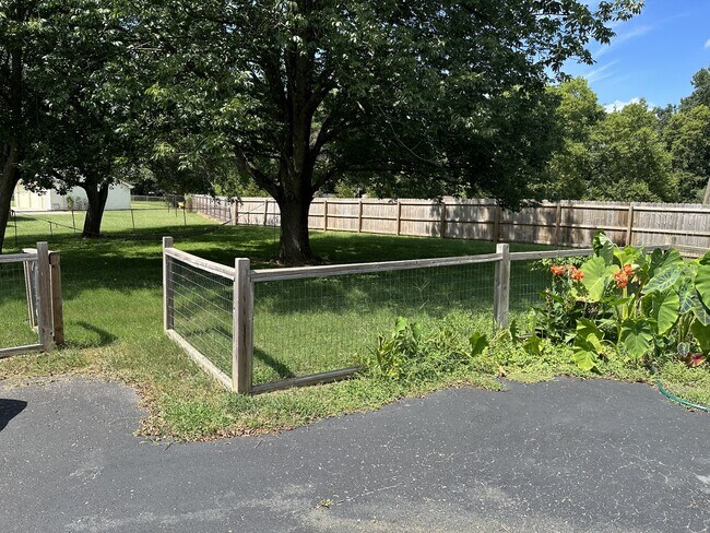 Building Photo - 607 Broadmoor Dr