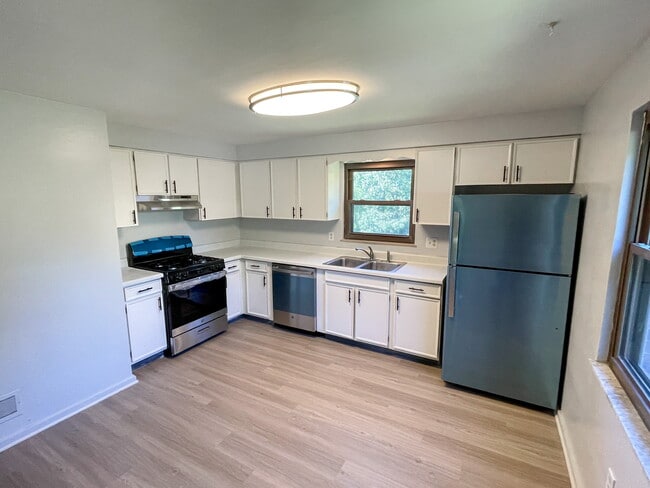 Kitchen - 933 Center Ave