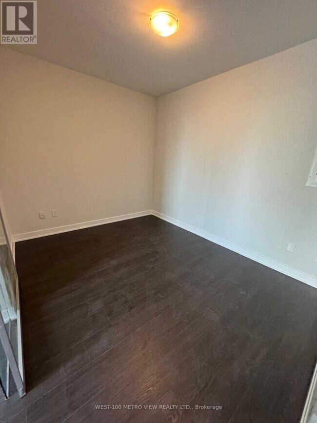 Photo du bâtiment - 430-2430 Square One Dr