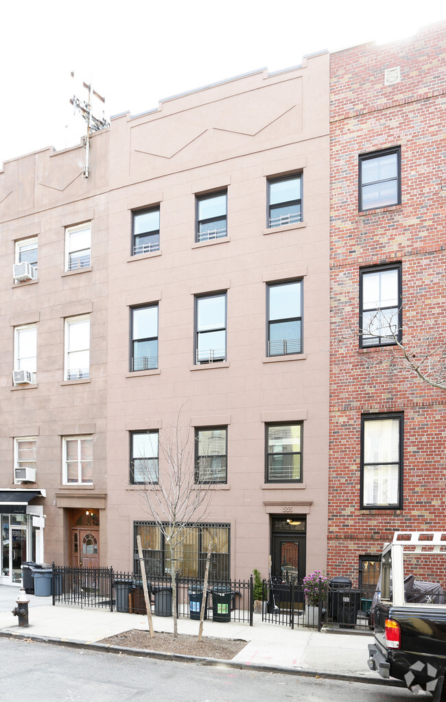 Primary Photo - 555 Henry St