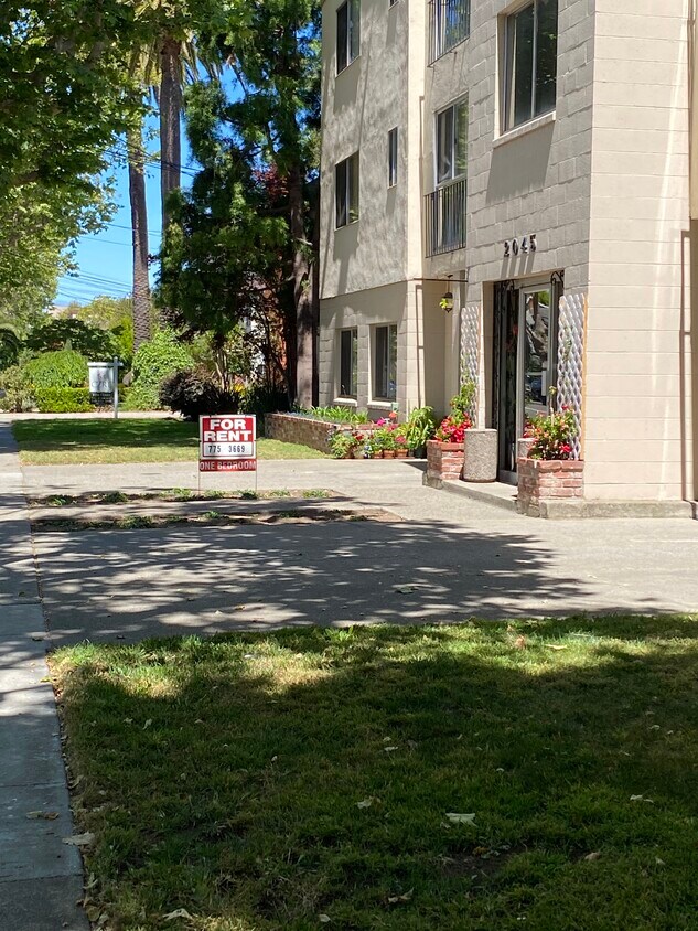 Primary Photo - 2045 Central Ave