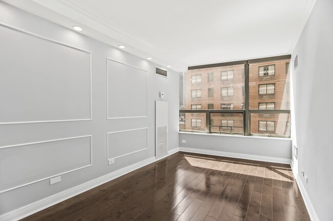 Building Photo - 110 E Delaware Pl