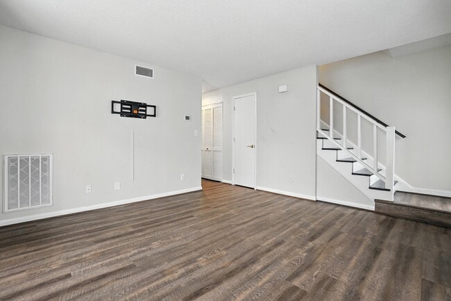 Building Photo - 1101 Surry Ln