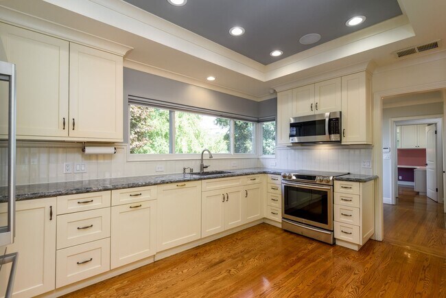 Foto del edificio - Custom Remodeled Ranch Home in Park-like S...
