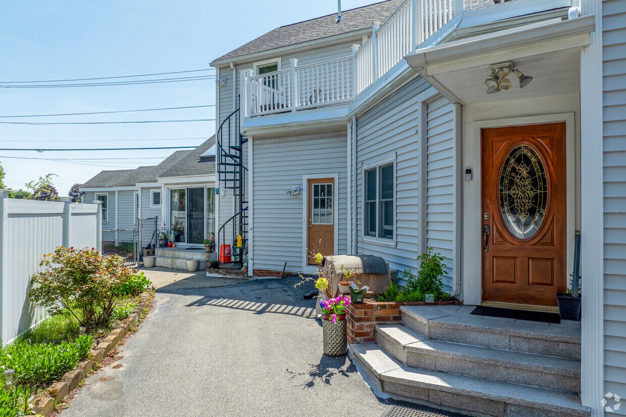 246 Turnpike is located in North Andover, MA. - 246 Turnpike St