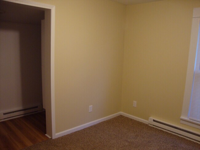 Bedroom (8' 9" x 10' 10") - 524 Market E St