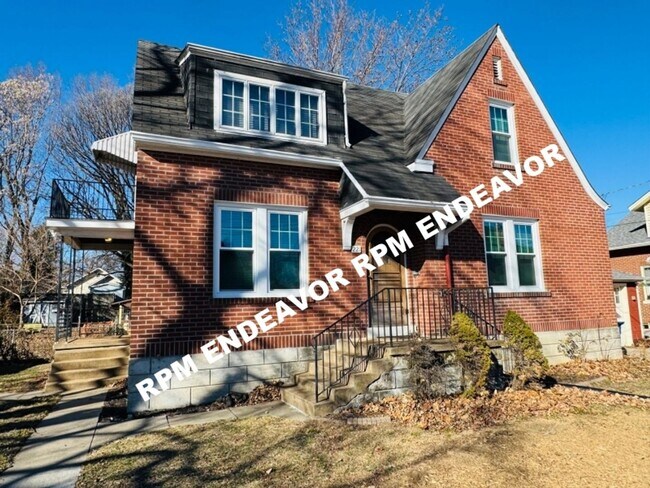 Foto del edificio - Downtown St. Charles 4BR Home | Walk to Main Street | Garage + Yard