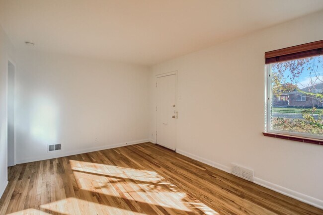 Building Photo - Modern 3 Bedroom Gem in Vibrant Denver Nei...