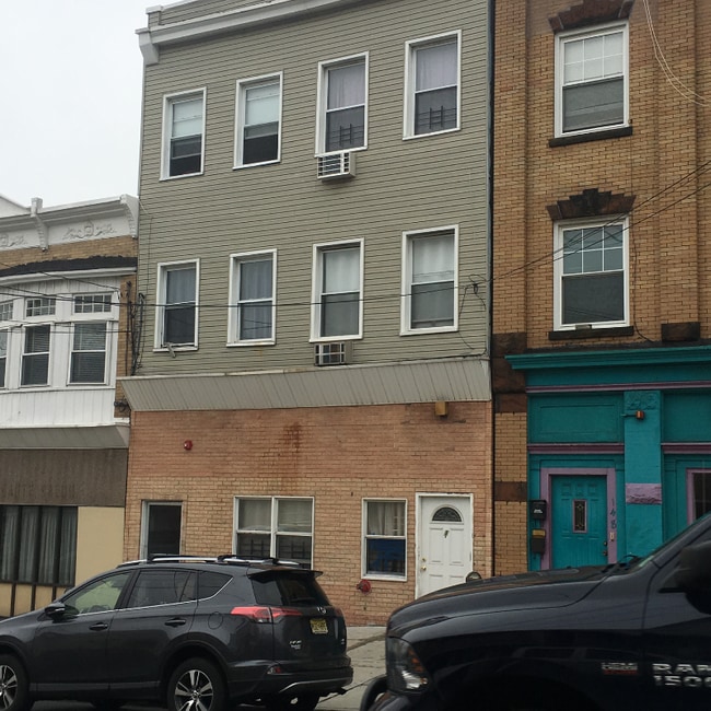 Building Photo - 150 Midland Ave