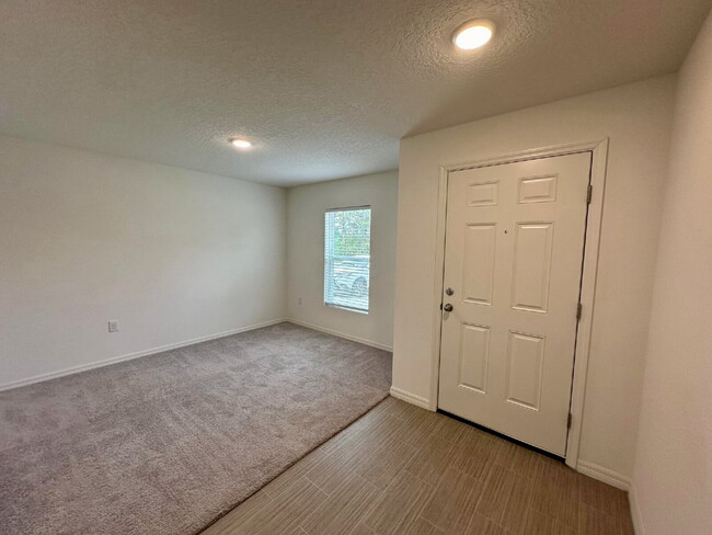 Building Photo - Large Family Home