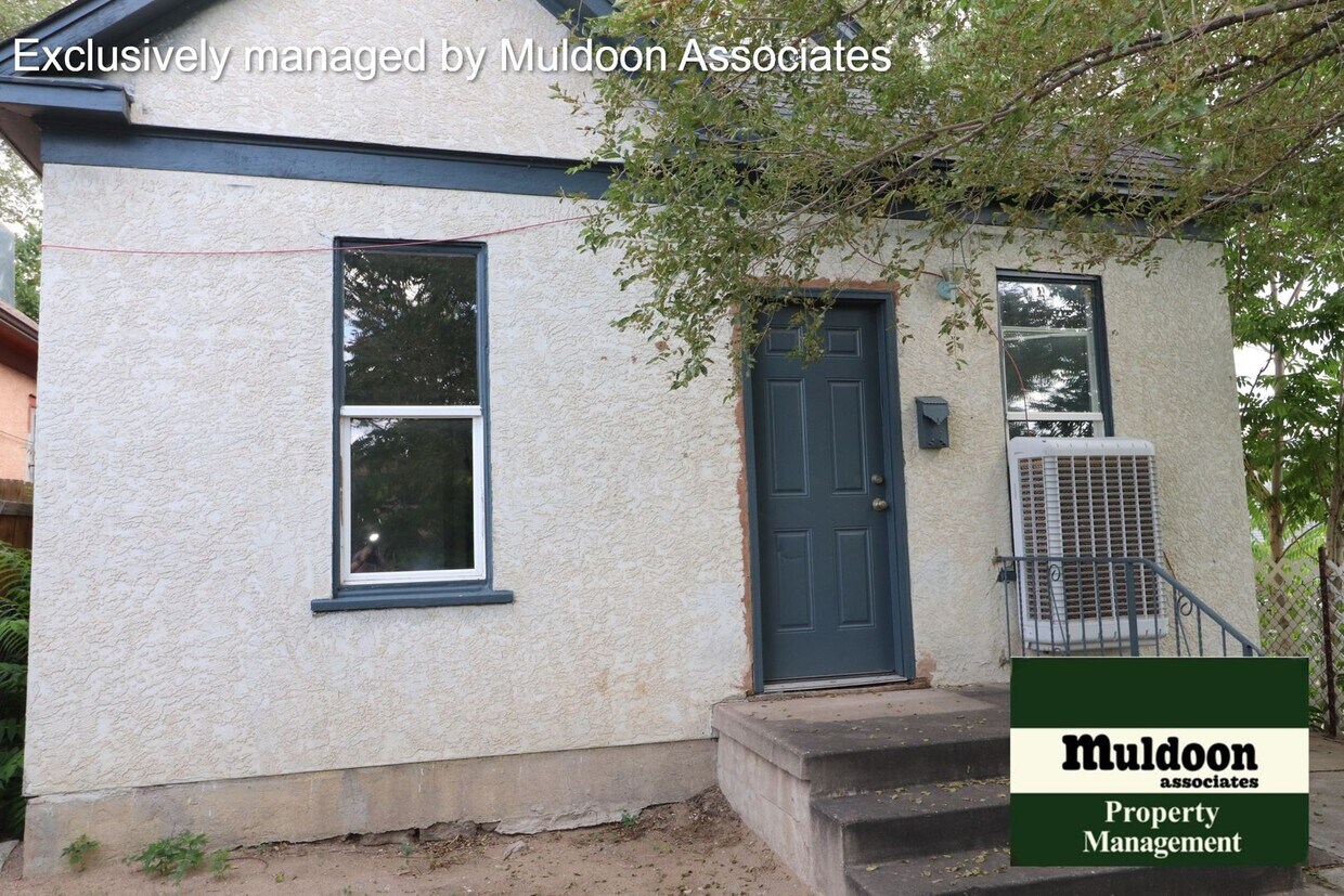 Foto principal - Recently updated 2 bed 1 bath 1.5 story home!