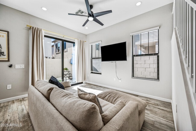 Foto del edificio - 4827 E Village Dr