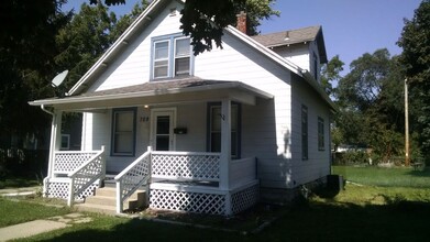 Building Photo - 709 E Memorial Dr