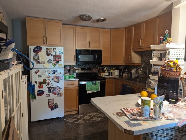 Kitchen with island for a table - 12 Riverside St