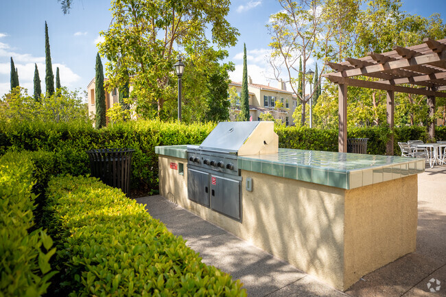 Outdoor Kitchen - Rolling Hills Gardens Apartments