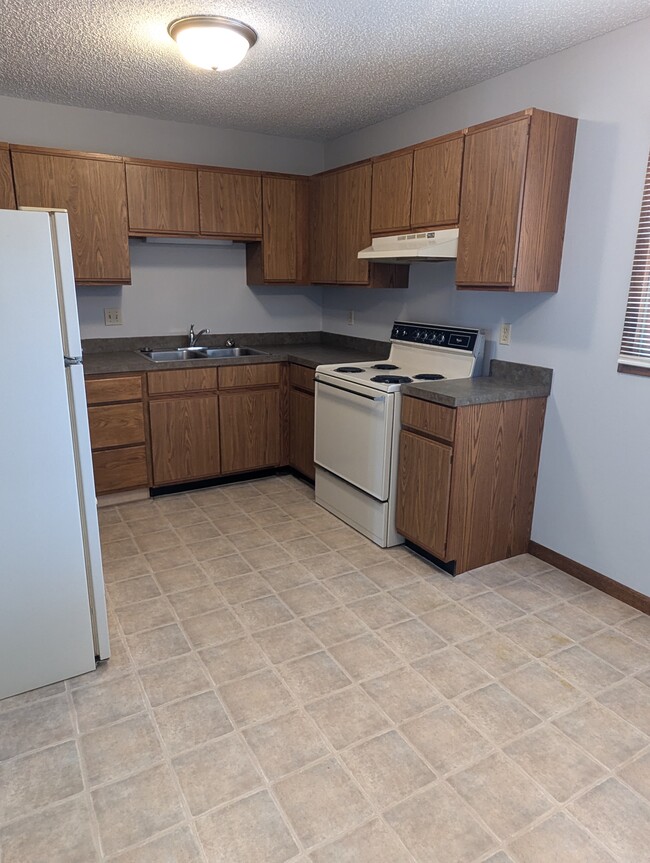 Kitchen - 1335 Applewood Ln