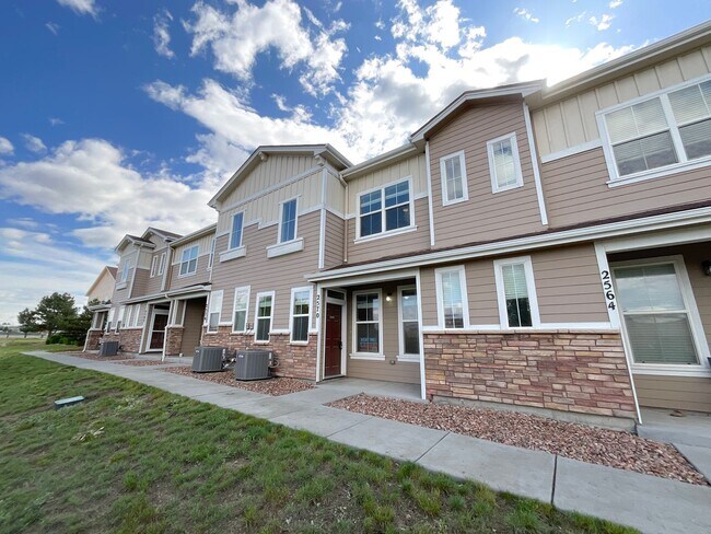 Building Photo - 3 Bedroom Townhome Available Near Constitu...