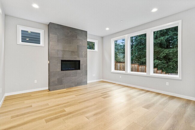 Foto del edificio - 2022 Build -Almost Brand New 3 br 2.5 bth Home with hardwoods, fenced yard and backs to greenspace !