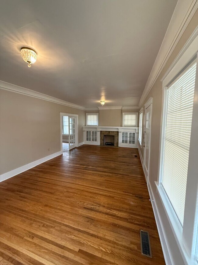 Foto del edificio - Spacious Midtown Gem – 4BR Home with Guest House Near Rhodes College!