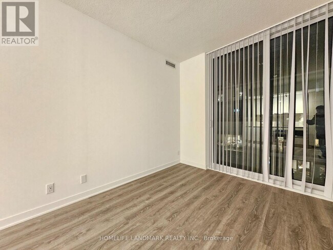 Photo du bâtiment - 180 Front St E