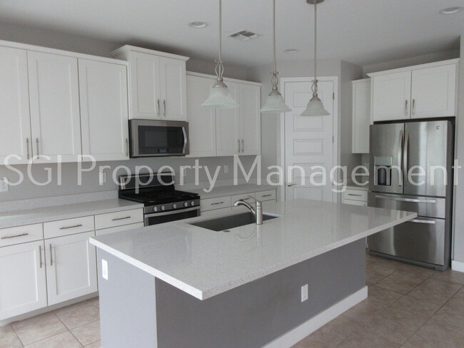 Building Photo - Stunning home with pool ready for move in