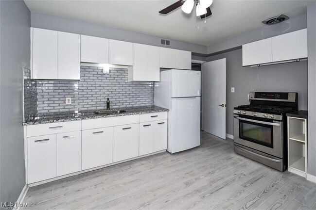 Foto del edificio - 2346 Westmoor Rd