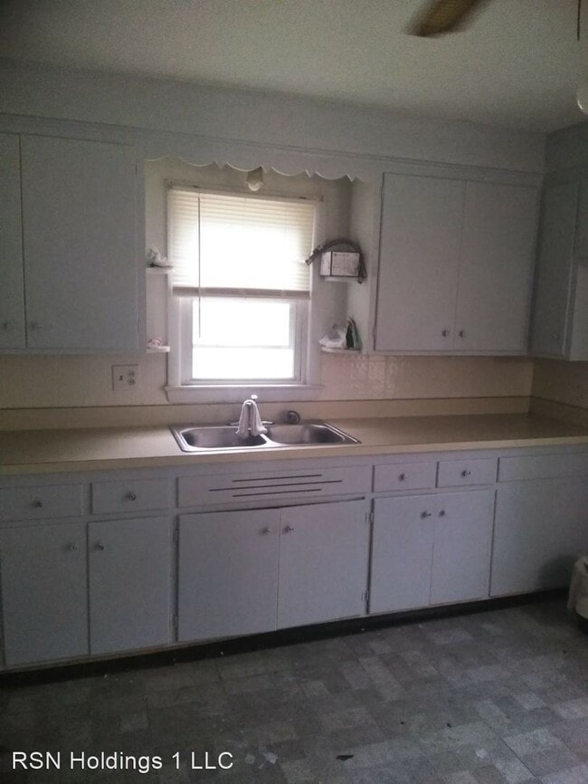 Building Photo - 3 br, 1 bath House - 4310 E 163Rd St