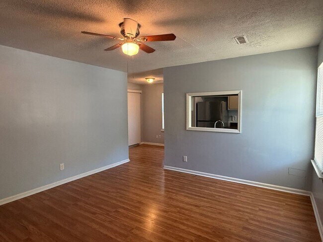 Foto del edificio - Freshly Painted 2Br 2Ba Duplex