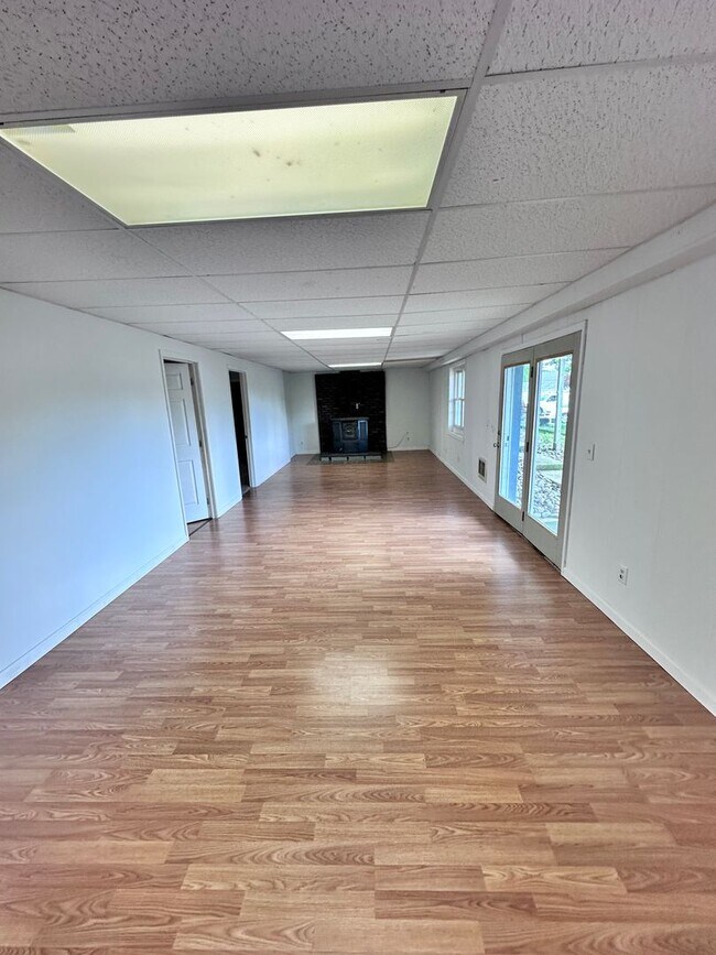 3032 W Sun Hill Rd Unit Apt C Lower Floor, Manheim, PA 17545 Room