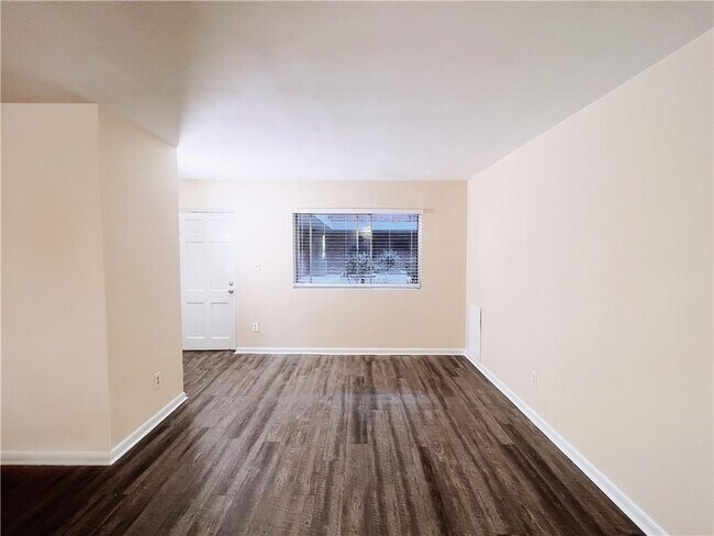 Building Photo - 91 Rumson Way NE