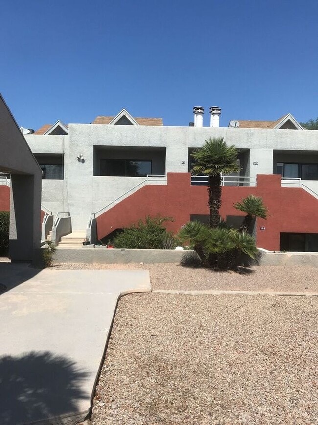 Building Photo - 2744 N Country Club Rd