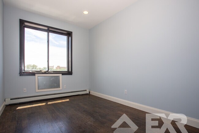 Building Photo - 39 Suydam St