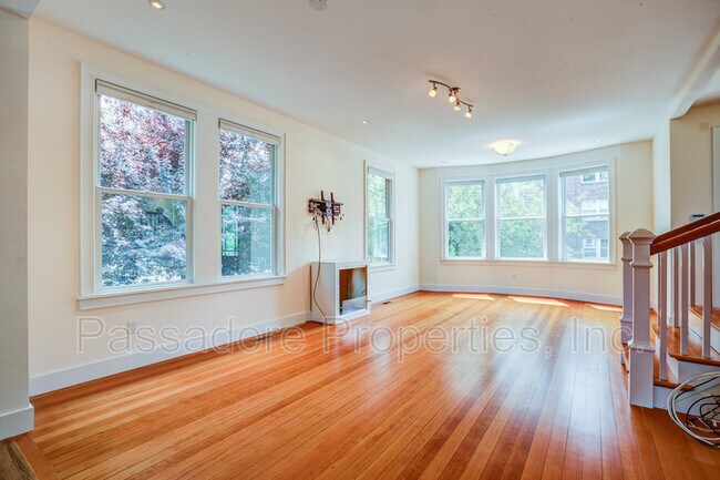 Building Photo - 1016 E Harrison St