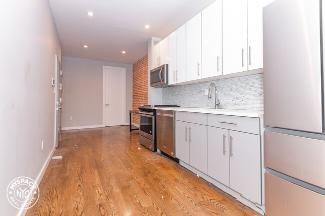 Building Photo - 257 Linden St